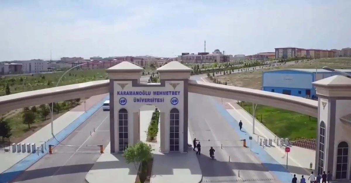Öğrencilere 'Vampirlere dikkat edin' demişti! İstifa eden rektörün yerine ilan yayımlandı