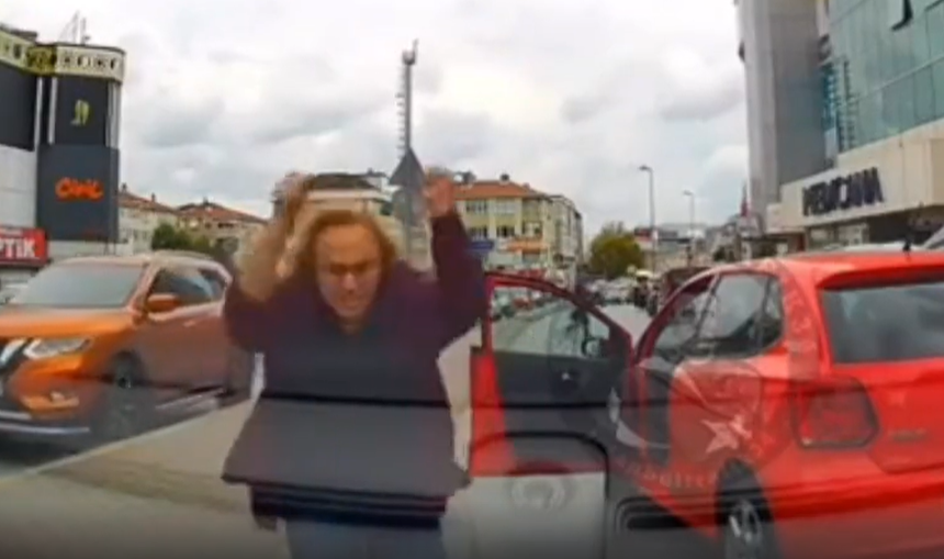 Trafik magandası kadın dehşet saçtı! Kaportayı yumrukladı