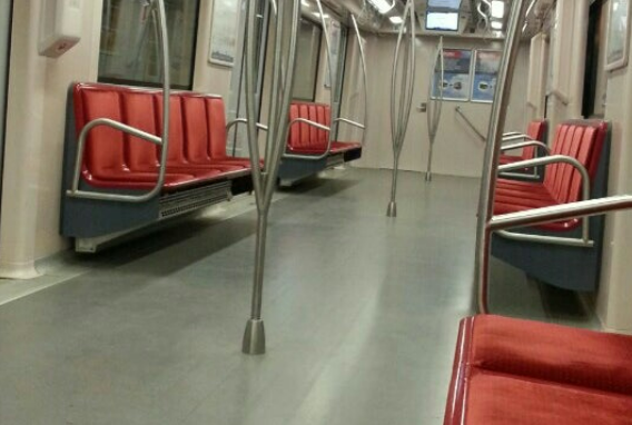 Bakan'ın ilginç yolculuğu... Kameralara poz verdi, boş metroda ayakta gitti!