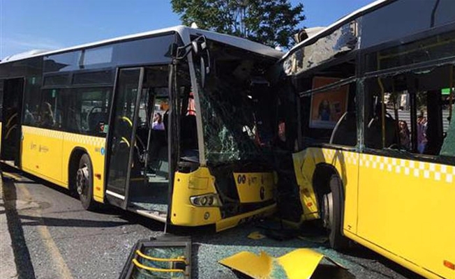 Söğütlüçeşme metrobüs durağında iki metrobüs kafa kafaya çarpıştı!