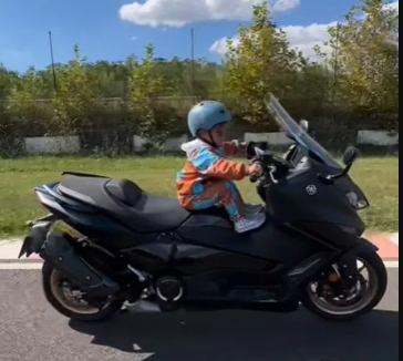 Kenan Sofuoğlu, 3 yaşındaki oğluna tek başına motor kullandırdı! Görüntüler tepki çekti