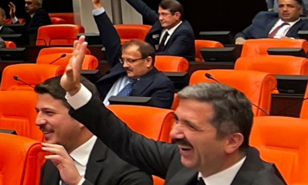 AKP'liler 'sansür yasası'na gülerek oy verdi! CHP'li Tuncay Özkan: "Sansür için kalkan eller"