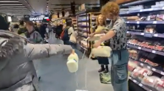 Veganlar marketleri birbirine kattı! Reyonlarda süt bırakmadılar