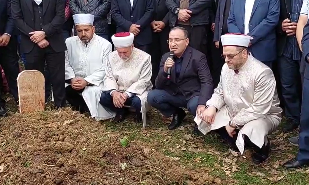 İmamlar oturdu, Bekir Bozdağ Kur'an okudu