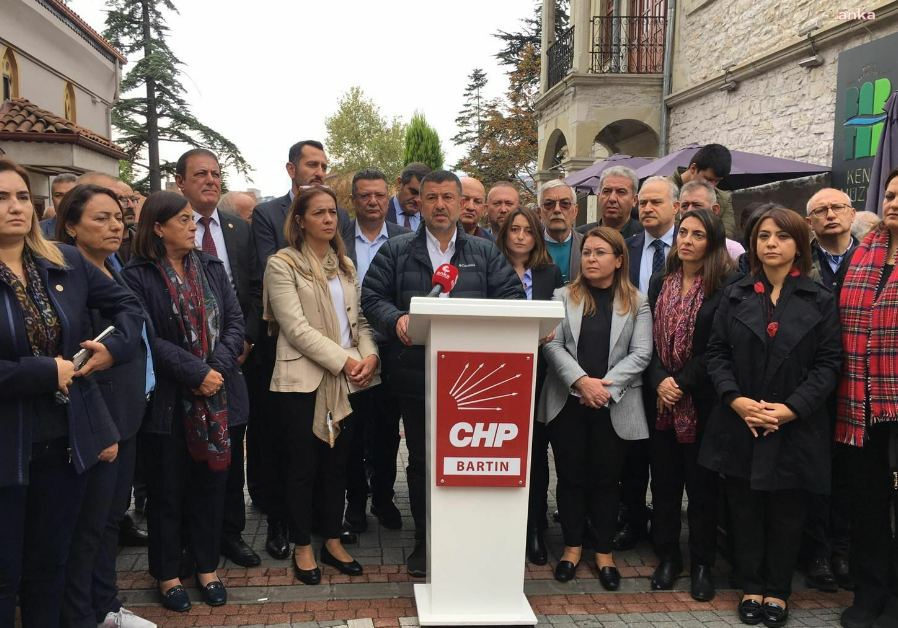 CHP'li Veli Ağbaba maden faciasının olduğu yerde konuştu: "Kadere inanıyorsan niye 3 bin kişilik korumayla geziyorsun?"