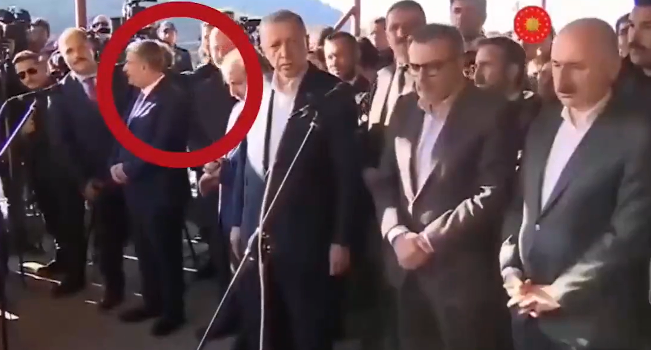 Maden işçisinin cenaze töreninde bu da oldu! İki bakan kendi arasında konuşup gülüştü