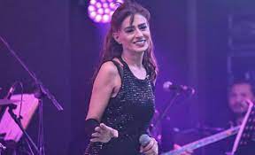Yıldız Tilbe, sahnede üstünü değiştirirken düştü