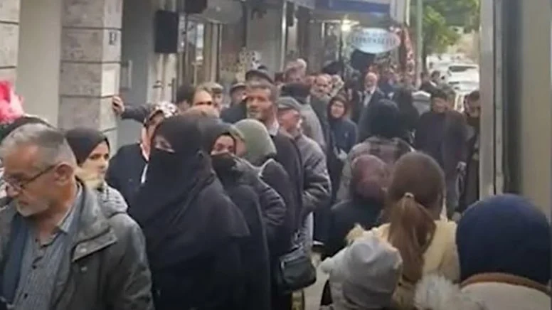 AKP'nin kalesinde 'ucuz şeker' kuyruğu: Saatlerce sıra beklediler