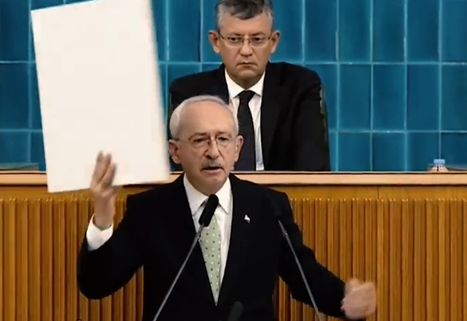 Kılıçdaroğlu, AKP'lilerin 'hatıra' fotoğrafını yere fırlattı: "Bununla işimiz yok!"