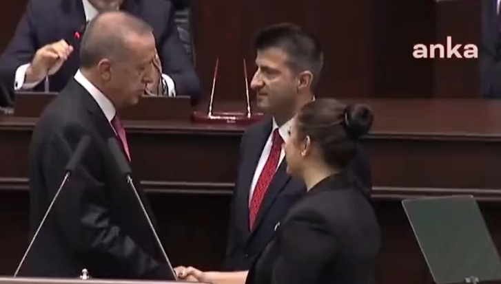 Erdoğan, rozet taktığı Mehmet Ali Çelebi'ye o sözleri fısıldadı...