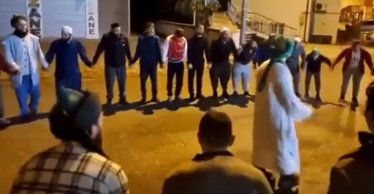 Tarikat zikiri sokağa taştı!