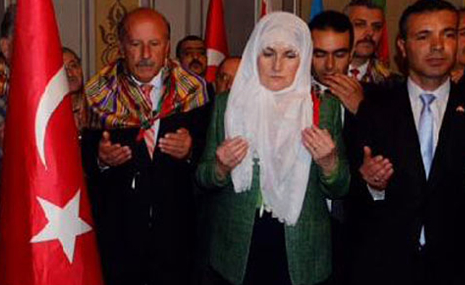 Akit, Akşener'in örtüsüne çok kızdı