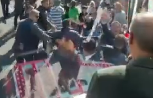 Korumaların zor anları! Kol kola girip zıplayarak Erdoğan'ı takip ettiler