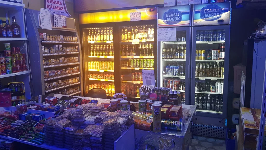 Alkol ve sigara zammını böyle tiye aldı... İşte Tekel bayinin camına asılan o not!
