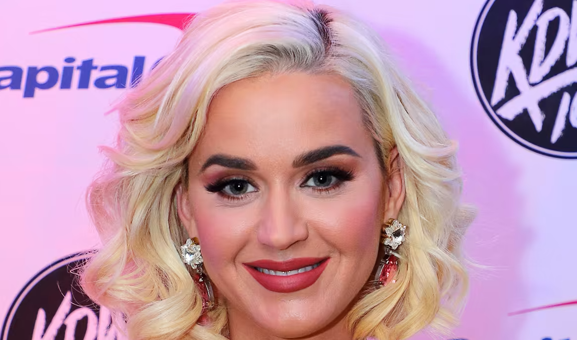 Katy Perry'nin sahnede gözü düştü!