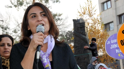 Aysel Tuğluk tahliye edildi! Cezaevinden böyle çıktı