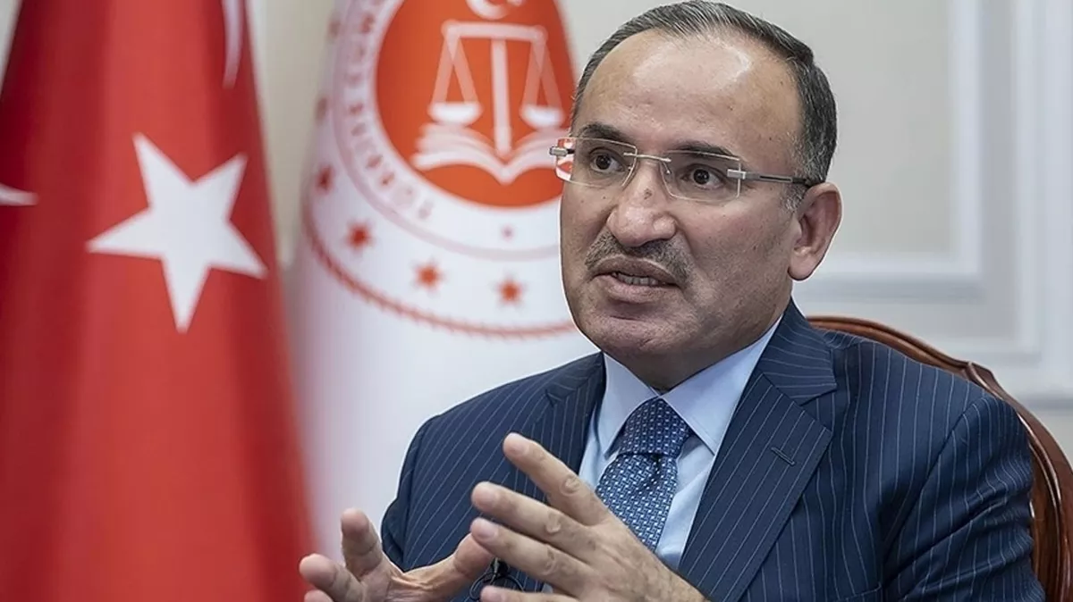 Adalet Bakanı Bozdağ: "Hiç kimse birinin eteğine, birinin içkisine karıştılar diyemez"