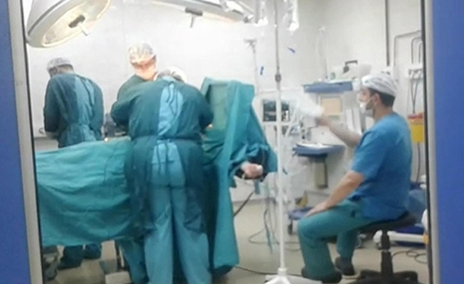 Devlet hastanesinde klima bozulunca yelpaze kullandılar