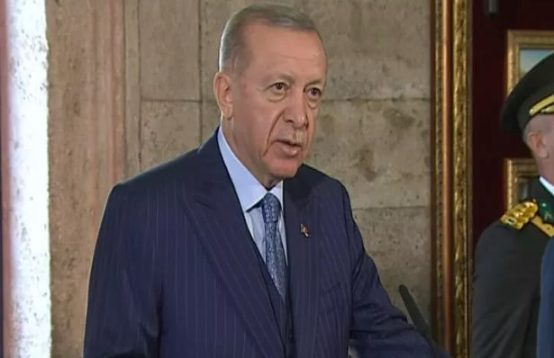 Erdoğan, Anıtkabir Özel Defteri'ne TOGG'u yazdı