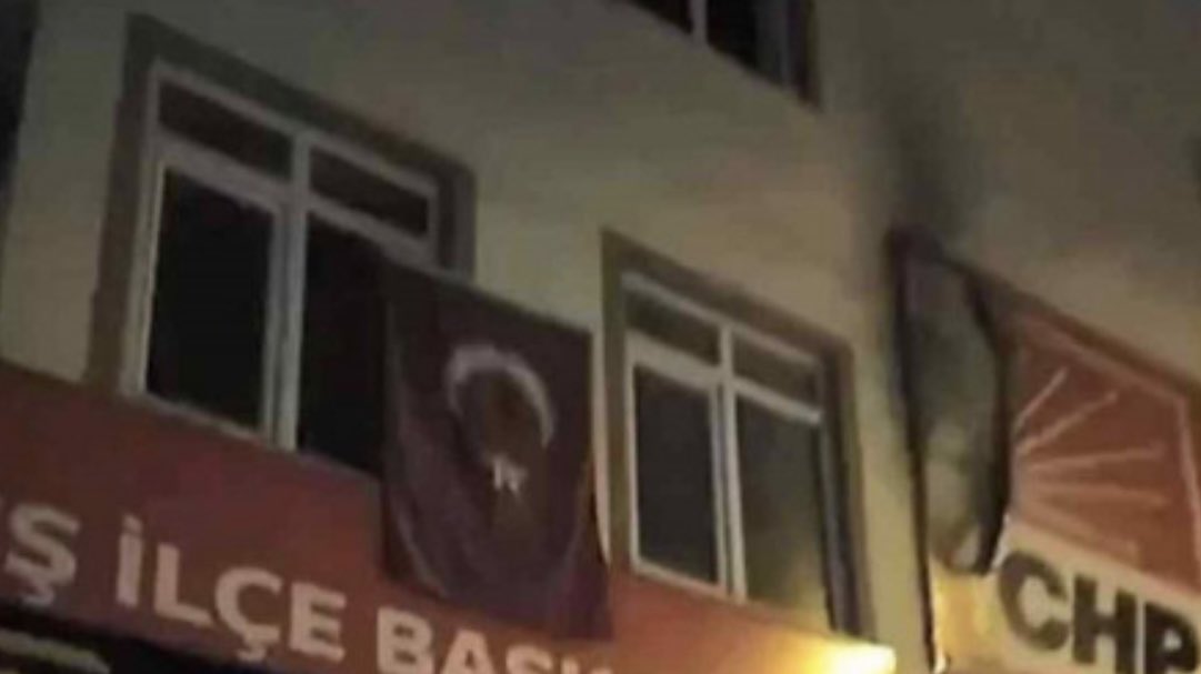 CHP binasına saldırı! Ateşe vermek istedi!