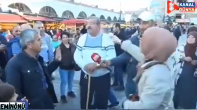 Sokak röportajında büyük görgüsüzlük! "Açım, geçinemiyorum" diyen adamın suratına 5 TL fırlattı!
