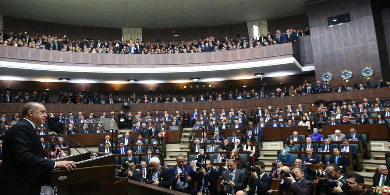 AKP grup toplantısı çocuk parkını andırdı! Kılıçdaroğlu için tuhaf slogan