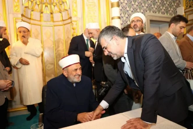 Ayasofya'da Atatürk'ü hedef almıştı! AKP'li başkan elini öptü