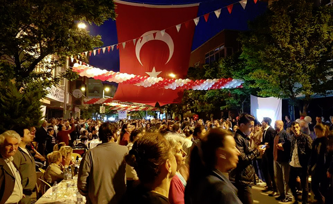 4 bin Boşnak iftarda İzmir Marşı'nı okudu
