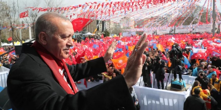 Öğrencilere mesaj yollandı! Erdoğan'ı karşılayana eşofman takımı hediye!