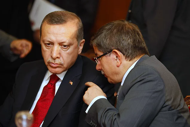 Davutoğlu, Erdoğan'a yayınladığı video ile seslendi: "Başörtüsünü referanduma götürme"