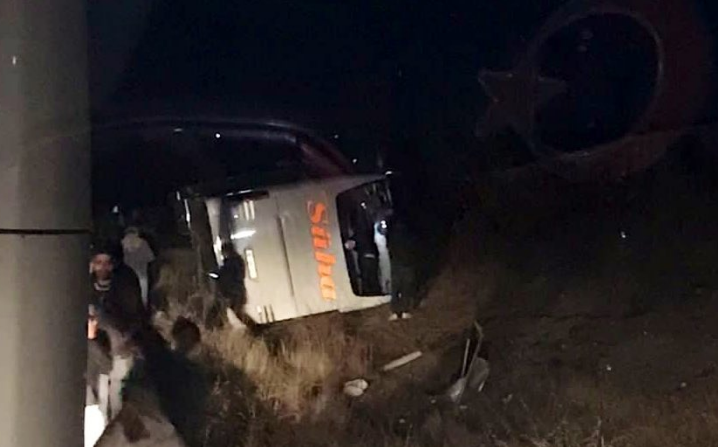 Yeniden Refah Partilileri taşıyan otobüs devrildi! Ölüler var