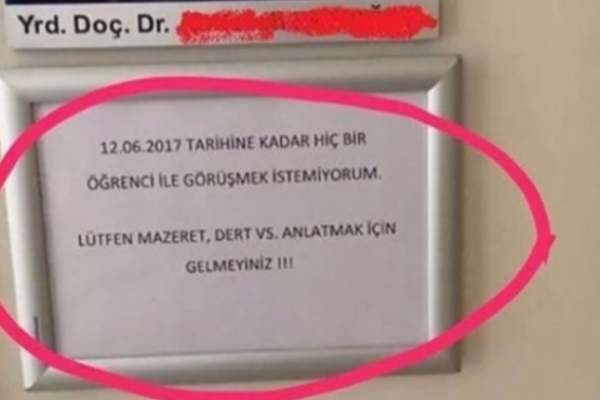 O akademisyen kapısındaki notla gündem oldu
