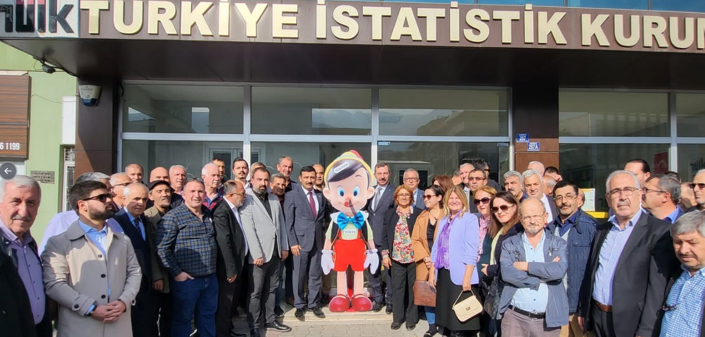 TÜİK'in kapısına "Pinokyo" bıraktılar...