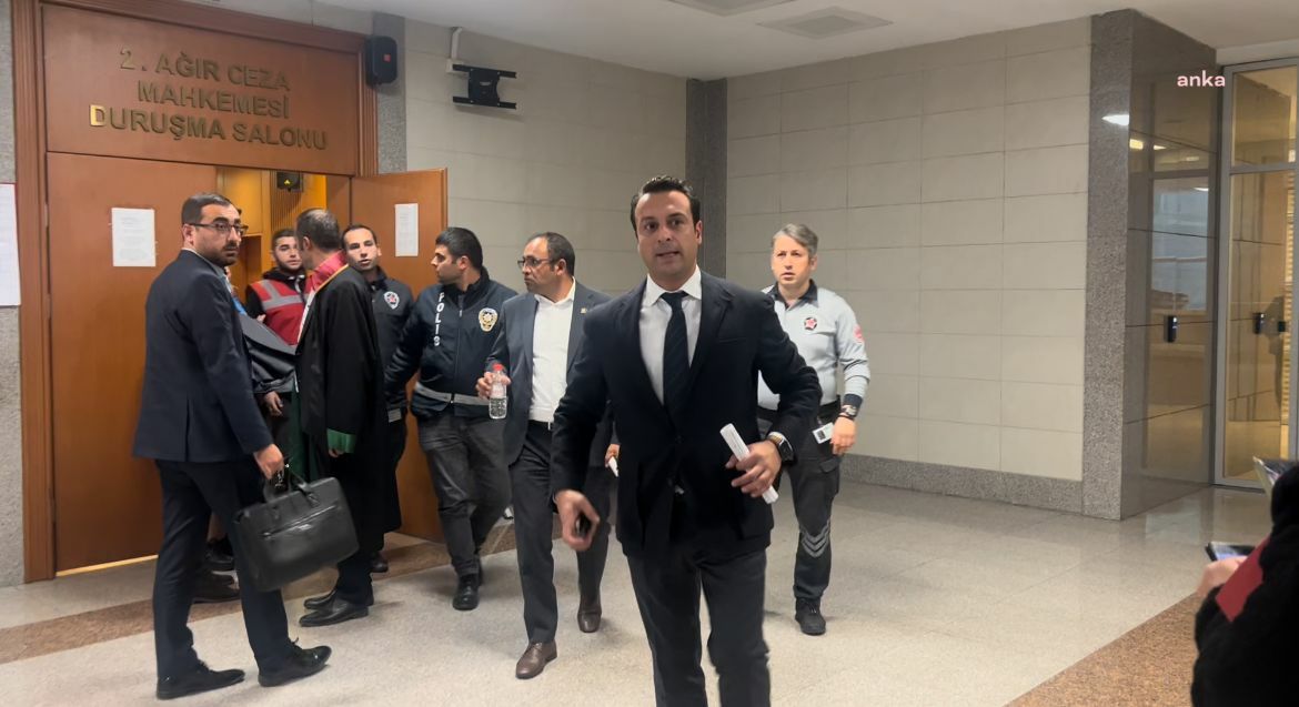 Eşini öldürmeye teşebbüsten yargılanıyor! İş insanı mahkemede avukata omuz atınca tutuklandı