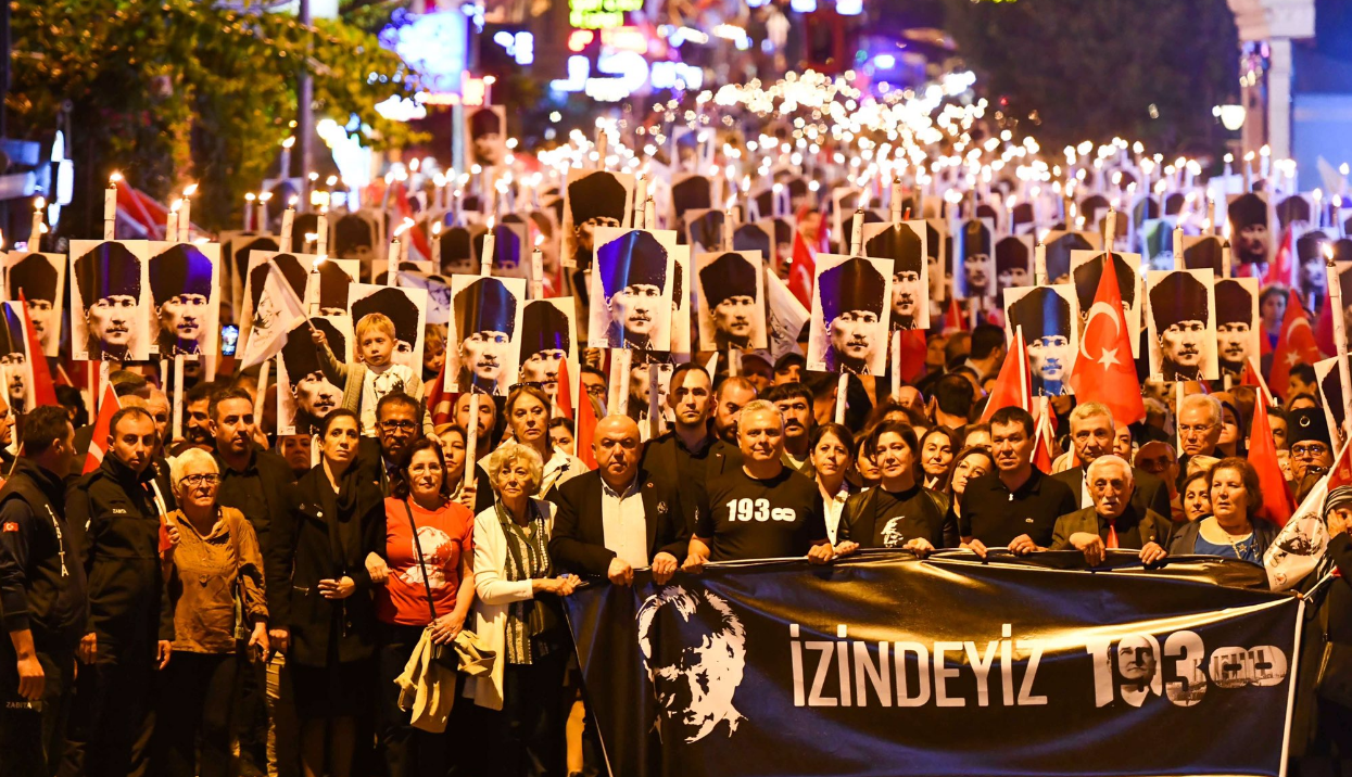 Muratpaşa Belediyesi'nden "Ata'ya Saygı" yürüyüşüne tepki gösteren vatandaşa ders gibi yanıt! Paylaşımını silmek zorunda kaldı