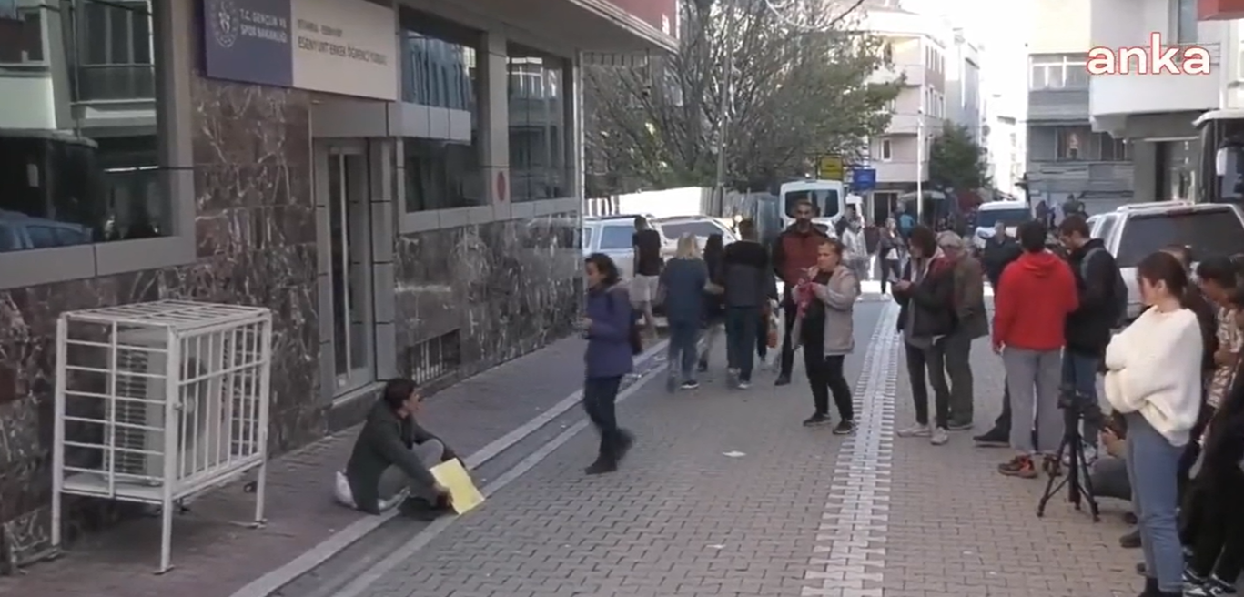 1 aylık yurt ücretini ödeyemeyen öğrenci KYK yurdundan ikinci kez atıldı! Oturma eylemi başlattı