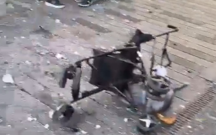Patlamanın ardından kahreden görüntü! Parçalanmış "bebek" arabası
