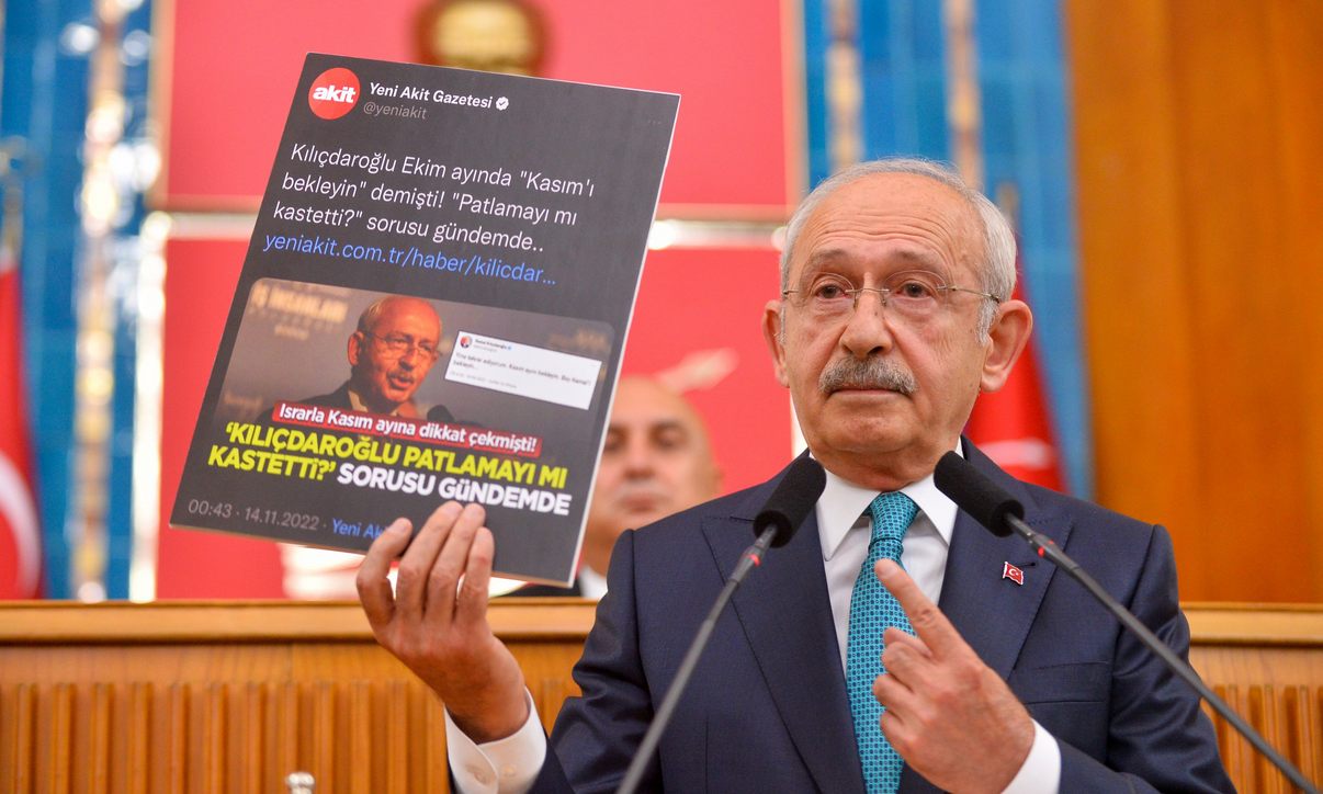 Kılıçdaroğlu Akit'i eline aldı ve masaya vurarak seslendi!