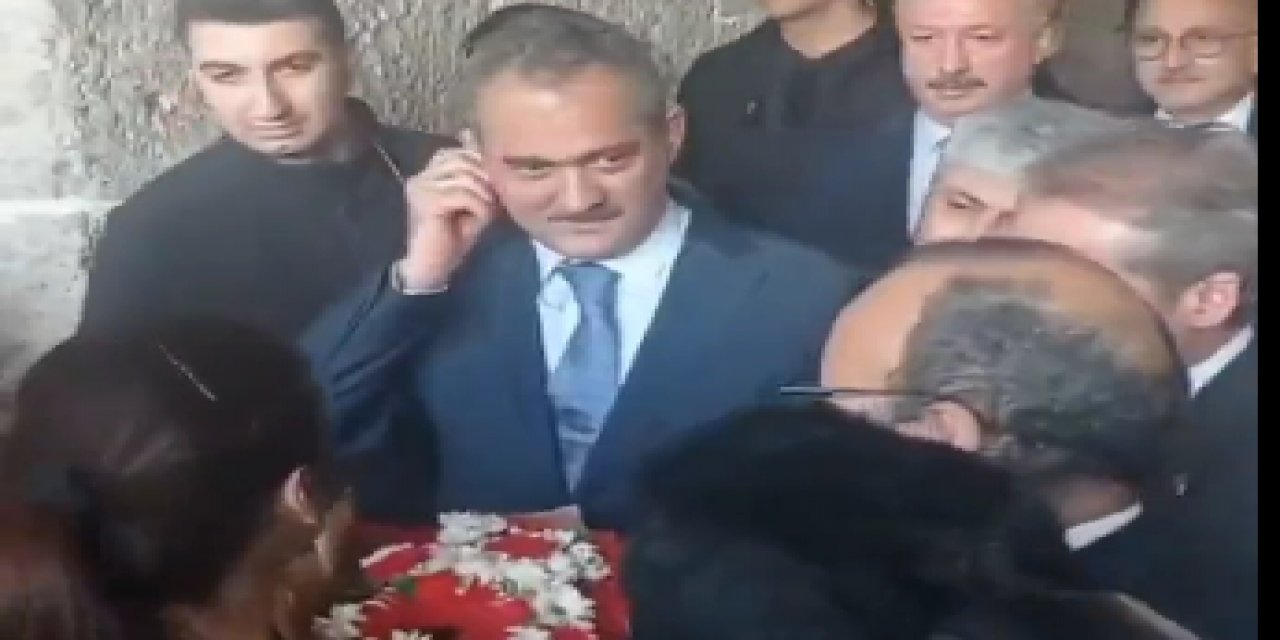 Milli Eğitim Bakanı kendisine çiçek uzatan öğretmene böyle davrandı