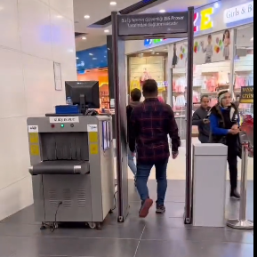 AVM'lerdeki güvenliği test etmek için ruhsatlı silahıyla AVM'ye girdi