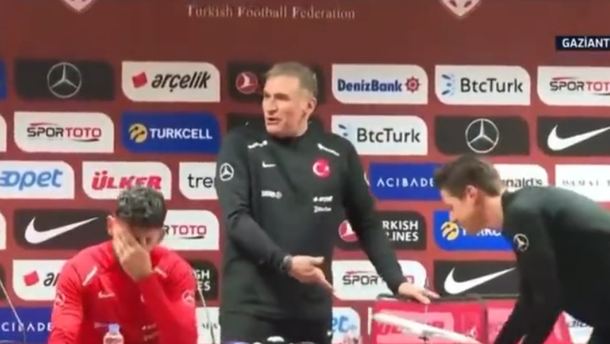 Milli Takım'ın hocası sandalyeden düşünce Türkçe küfür etti!