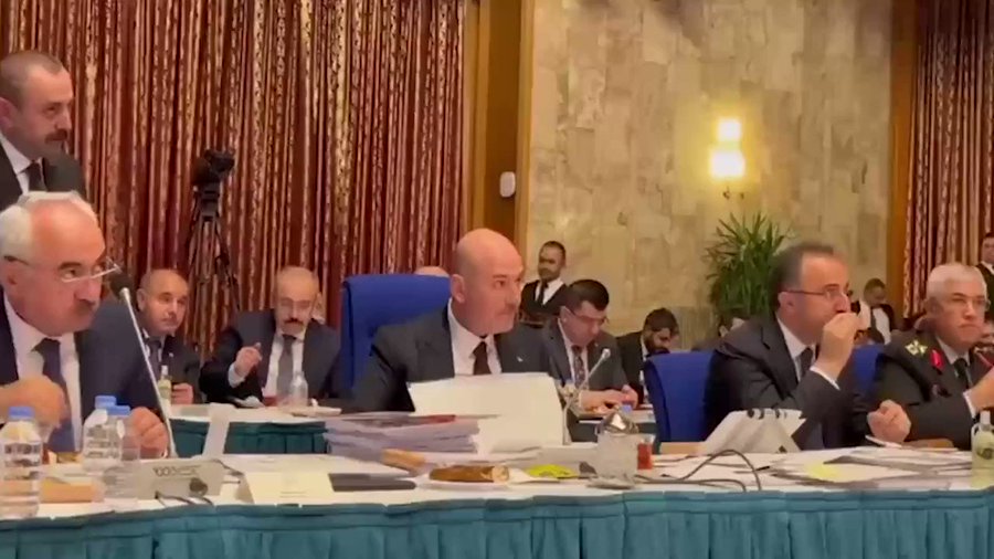 Meclis'te gündem olan görüntüler: Soylu tartışırken Çataklı simide peynir sürüp yedi