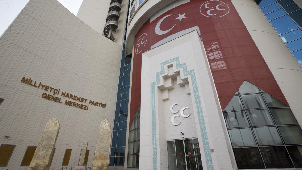İYİ Parti milletvekili ile fotoğraf çektirdi: MHP'li isim, partiden ihraç edildi