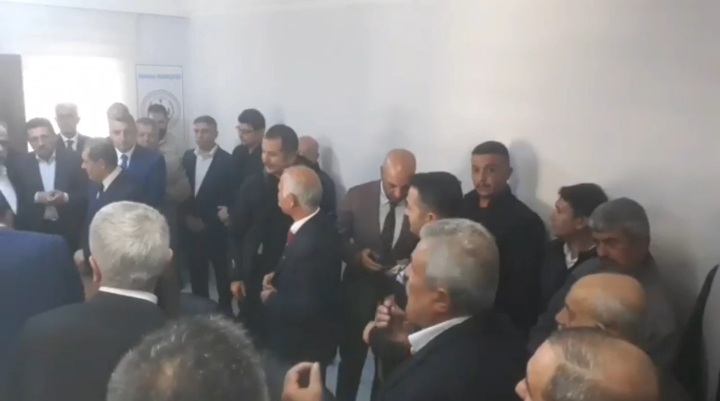 Bakan Kirişçi'den yardım isteyen vatandaşa: "Sen daha adını söyleyemiyorsun”