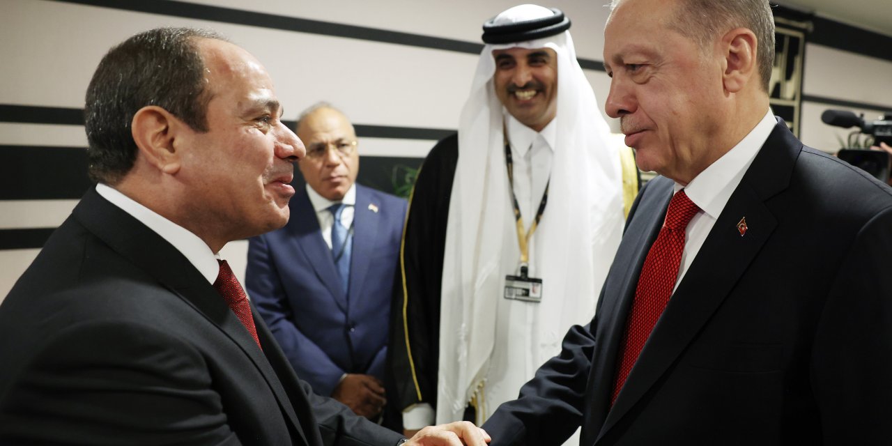 Erdoğan Katar'da Dünya Kupası açılışında... Sisi'yle selamlaştı, elini sıktı