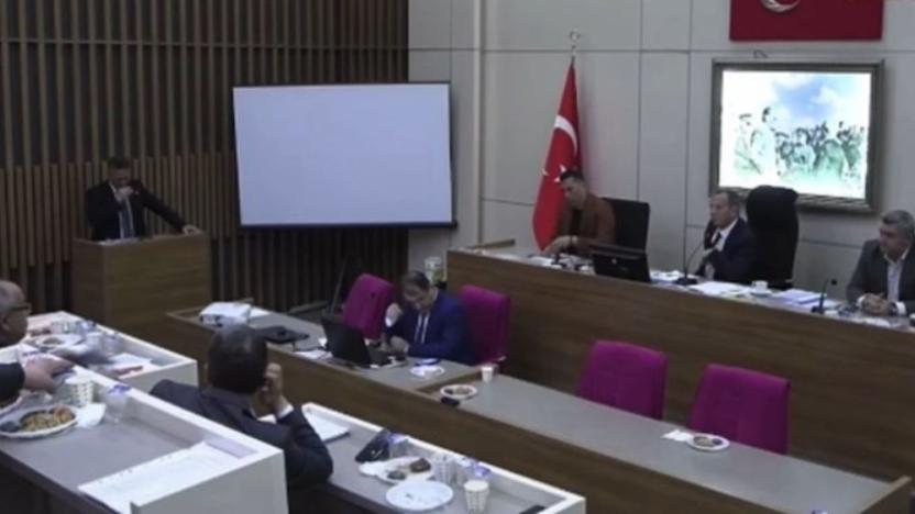 Bolu'da AKP'li Meclis Üyesi Bülent Oturak kürsüde ağladı