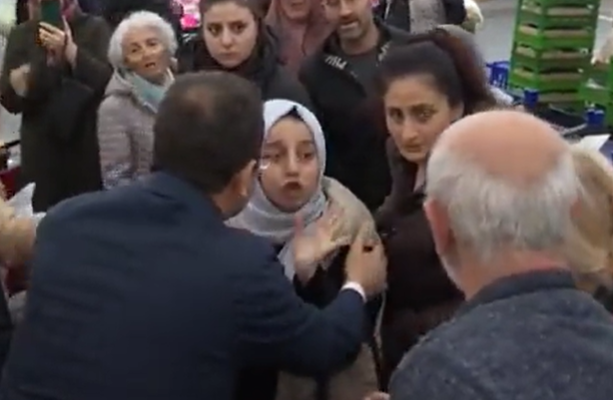 Hamile kadın, kendisine vuran yaşlı amcayı Ekrem İmamoğlu'na şikâyet etti! Pazar ziyaretinde ilginç anlar...