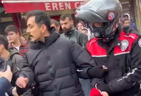 Sokak röportajı yapan muhabir böyle gözaltına alındı! "AK Parti polisleri" diyerek isyan etti: "Bundan sonra yüzünüzü sansürlemeyeceğiz"