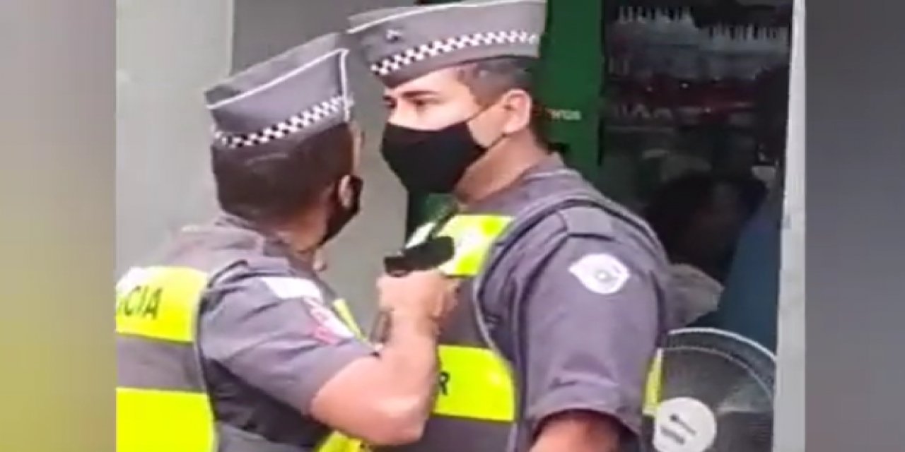 Brezilya'da polis, polise silah çekti!