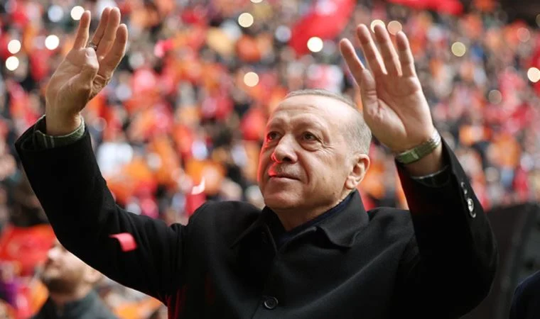 Şarkının sahibi CHP'ye katılmıştı! Erdoğan sahneye başka şarkıyla çıktı
